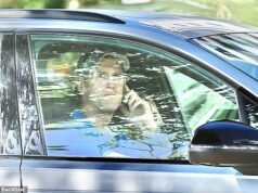 El criminal de guerra acusado Ben Roberts-Smith es visto en Gold Coast después de que un tribunal de Sydney le concediera la libertad bajo fianza, mientras su red de apoyo se reúne.