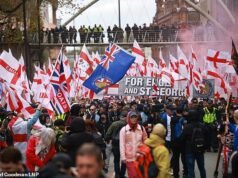 Miles de manifestantes de extrema derecha de British First marchan por el centro de la ciudad de Manchester mientras la policía intensifica sus esfuerzos para mantenerlos alejados de la contraprotesta.