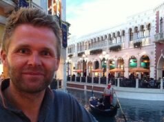 Profesor casado en un internado que gana £46,000 al año fue expulsado después de decirle a una adolescente “lástima que no pude llevarte de regreso a mi armario” mientras la bombardeaba con mensajes nocturnos.