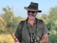 El propietario de un parque safari sudafricano que dijo que preferiría que lo mataran atacando a un elefante antes que matarlo a tiros, muere atacando a un elefante.