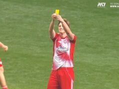 Extraño momento en que la estrella de YouTube le da la tarjeta amarilla a FIRE durante el partido benéfico de Sidemen en Wembley, después de ser advertido por un ex árbitro de la Premier League