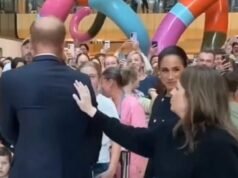 Momento tenso: Meghan Markle parece mirar fijamente a su consejera mientras las imágenes capturan el acto sutil que hizo que la sonrisa de la duquesa desapareciera.