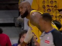 LeBron James corre hacia una joven fan después de golpearla accidentalmente con una pelota durante el partido de playoffs de los Lakers