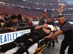 Pat McAfee deja WrestleMania en camilla mientras el presentador de ESPN es brutalmente aplastado contra la mesa.