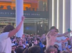 Los alegres fanáticos de los New York Knicks cerraron la Séptima Avenida en escenas salvajes después de la primera victoria en los playoffs