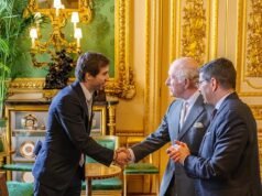 La ex estrella olvidada del Arsenal se encuentra con el rey Carlos después de convertirse en el futbolista más rico del mundo -y 10 veces más rico que Cristiano Ronaldo- al construir un imperio bioquímico