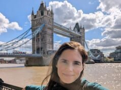 En la foto: Amanda Knox en el Tower Bridge, a tiro de piedra de donde creció la víctima del asesinato Meredith Kercher, durante su primer viaje a Gran Bretaña.