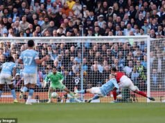 El Arsenal no ha podido liberarse del poder psicológico que ejerce el Manchester City sobre ellos… Los hombres de Pep Guardiola casi vencen a los Gunners y ahora deben ser favoritos al título, escribe OLIVER HOLT