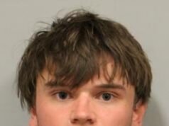 Turistas que realizan una excursión de snorkel en las idílicas aguas de Hawái gritan horrorizados cuando un hombre apuñala al capitán del barco con un cuchillo para filetear pescado