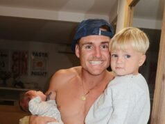 ¡Es otro chico! La estrella del fútbol AJ Brimson se convierte en padre por segunda vez