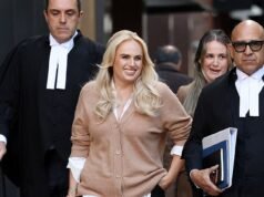 Rebel Wilson sonríe mientras entra al tribunal, antes de que le borren la sonrisa de la cara tras ser acusada de alterar pruebas vitales.