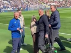 Jamie Carragher se aleja de los fanáticos del Everton después de una serie de insultos dirigidos a la leyenda del Liverpool durante el derbi de Merseyside.