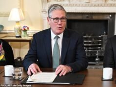 Starmer “no está seguro” de llevar al Partido Laborista a las elecciones mientras se enfrenta a Mandelson HOY, y el “chivo expiatorio” del mandarín aparecerá ante los parlamentarios mañana mientras “amenaza con emprender acciones legales por grandes pagos”.