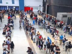 España abre de par en par sus puertas a los inmigrantes indocumentados: se siguen formando enormes colas después de que el gobierno socialista concediera la ciudadanía a 500.000 personas