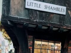 ‘Los turistas están convirtiendo nuestra ciudad en un parque temático de Harry Potter’: los lugareños dicen que sus icónicas calles medievales están siendo arruinadas por tiendas de mercancías ‘cursis’