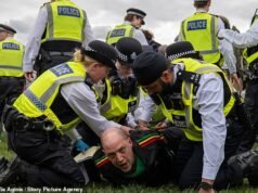 La policía toma medidas enérgicas contra los fumadores de marihuana que acuden en masa a Hyde Park para celebrar la 420 manifestación antidrogas