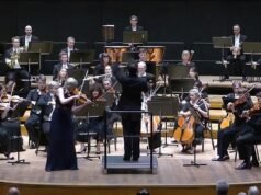 Un director de orquesta le arranca un violín valorado en un millón de libras de la mano a un músico y lo hace caer al suelo durante un concierto
