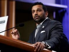 Kash Patel arremete contra los periodistas que le preguntaron si estaba borracho en el trabajo y afirma que pensó que lo habían despedido