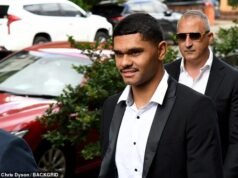 Estrella del fútbol acusada de violencia doméstica recibe un golpe en el cuerpo que podría poner en peligro su carrera