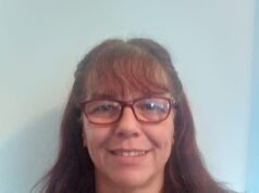 La reunión de la junta escolar se sacudió después de que la secretaria, sin querer, hiciera un comentario vulgar sobre otra mujer en vivo con un micrófono caliente