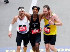 Increíble momento en el que dos corredores del maratón de Boston sacrifican su propia carrera para ayudar a un rival exhausto a terminar