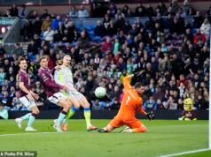 Man City sube a la cima de la tabla al vencer a Burnley, pero las oportunidades perdidas dejan a Pep Guardiola frustrado mientras la carrera por el título llega hasta el final sin un favorito claro, escribe JACK GAUGHAN