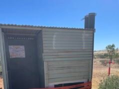 Una mujer queda atrapada en excrementos humanos hasta la cintura durante TRES HORAS después de caer por el suelo de un inodoro en el interior de la Reserva de Conservación de Meteoritos de Henbury en los Territorios del Noroeste.