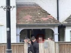 Solicitante de asilo afgano arrestado por “acosar a colegialas” después de que los inmigrantes fueran trasladados a una casa valorada en £500.000 en un frondoso pueblo de Surrey sin informar a los residentes.