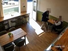 Un hombre de 67 años está acusado de “doble apuñalamiento” después de que un hombre con un cuchillo entrara en una cafetería y atacara al azar un restaurante.