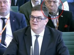 Revelado: El hombre de la corbata que se robó el show ante la audiencia de Olly Robbins no es ajeno a la atención mientras explica por qué usó ESE collar.