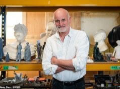 El escultor detrás de la estatua conmemorativa de Isabel II defiende la decisión de no representar a la difunta reina a caballo, después de que los críticos dijeran que estaba “irreconocible”