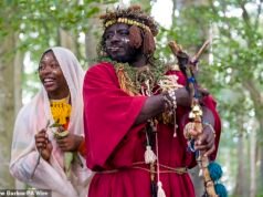 El rey de una llamada ‘tribu africana’ que fue expulsado de un bosque escocés está siendo expulsado… y ahora busca ‘apoderarse de Ghana’