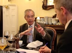 ‘Ahora creo que hay una gran división en la sociedad británica y no se trata de clases, dinero, raza o religión. Es entre los que trabajan y los que no’: Nigel Farage habla con JASON GROVES