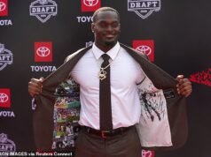 Estrellas del Draft de la NFL con trajes y botas llegan para la noche más importante de sus vidas… mientras la increíble chaqueta de Jeremiah Love llama la atención