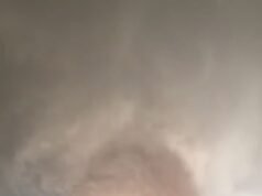 Tornados masivos asolan Oklahoma, destruyendo viviendas y dejando en peligro pueblos enteros