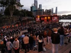 Miles de personas se reúnen para rendir tributo al atardecer de Anzac mientras el primer ministro duplica su compromiso con los días festivos