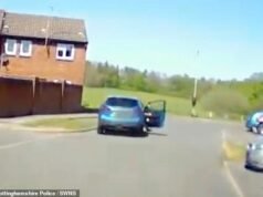 Momento en el que un conductor sin camiseta que iba a exceso de velocidad se arroja de un coche en marcha a 80 km/h antes de intentar huir de la policía a pie