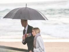 Se ve al criminal de guerra acusado Ben Roberts-Smith charlando con veteranos y tomándose selfies con sus seguidores durante el servicio del amanecer del Día de Anzac, una semana después de su liberación.