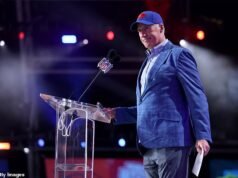 La leyenda de la NFL deja a los fanáticos preocupados por su salud después de luchar para anunciar la selección del draft en el escenario