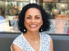 Una querida maestra de escuela primaria fue asesinada a puñaladas y su hija resultó herida después de que un sospechoso irrumpiera en su casa.