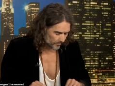 Momento en que Russell Brand no puede encontrar un pasaje de la Biblia que leyó en el tribunal en un insoportable clip de 90 segundos, después de admitir que temía ir a la cárcel.