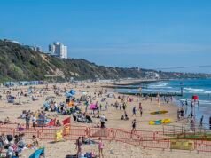 Los británicos soportan temperaturas de 22 ° C mientras acuden en masa a las playas, parques y jardines de pubs, como revela la Met Office el pronóstico del maratón de Londres.