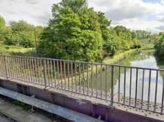 Una madre de 34 años y su hijo de siete murieron en un “trágico accidente” después de tener dificultades en el agua en un parque del oeste de Londres, dice la policía.