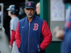 El jefe de bomberos de los Boston Red Sox, Alex Cora, y cuatro entrenadores después de su impactante comienzo de temporada de la MLB