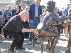 Se insta a los fanáticos de Monty Python a frotar el trasero de Terry Jones para tener buena suerte después de que la fallecida estrella inmortalizada en una estatua desnuda