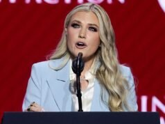 La angustiada Erika Kirk corrió a ponerse a salvo después de que un hombre armado abriera fuego en la cena de corresponsales de la Casa Blanca.