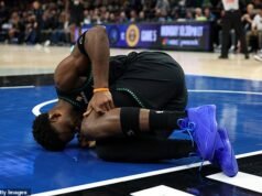 Momento repugnante: la estrella de los Timberwolves, Anthony Edwards, sufre una terrible lesión en la rodilla mientras lo ayudan a regresar al vestuario después de un aterrizaje forzoso.