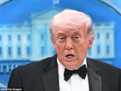 Trump revela las escalofriantes palabras de Melania mientras se escuchan disparos y los agentes la obligan a salir del salón de baile de la Cena de Corresponsales de la Casa Blanca.