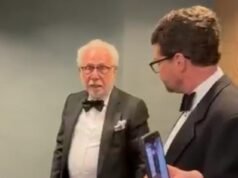 Un video desgarrador muestra a Wolf Blitzer de CNN sacudido y sin zapato después de escapar por poco del tiroteo en la cena de corresponsales de la Casa Blanca.