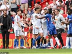 Leeds y Chelsea chocan cuando Robert Sánchez cae herido antes del tiempo muerto médico, mientras los fanáticos se enfurecen por el ‘bastardo tramposo’